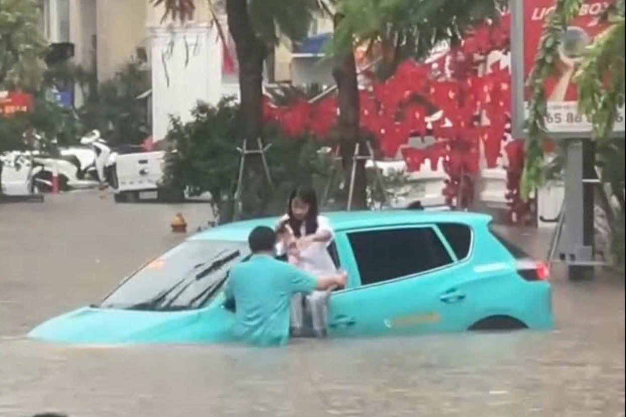 Mưa khủng khiếp, ngập lụt diện rộng, mưa từ Hòa Bình, Hà Nội, dọc lên Bắc Cạn tới Hà Giang